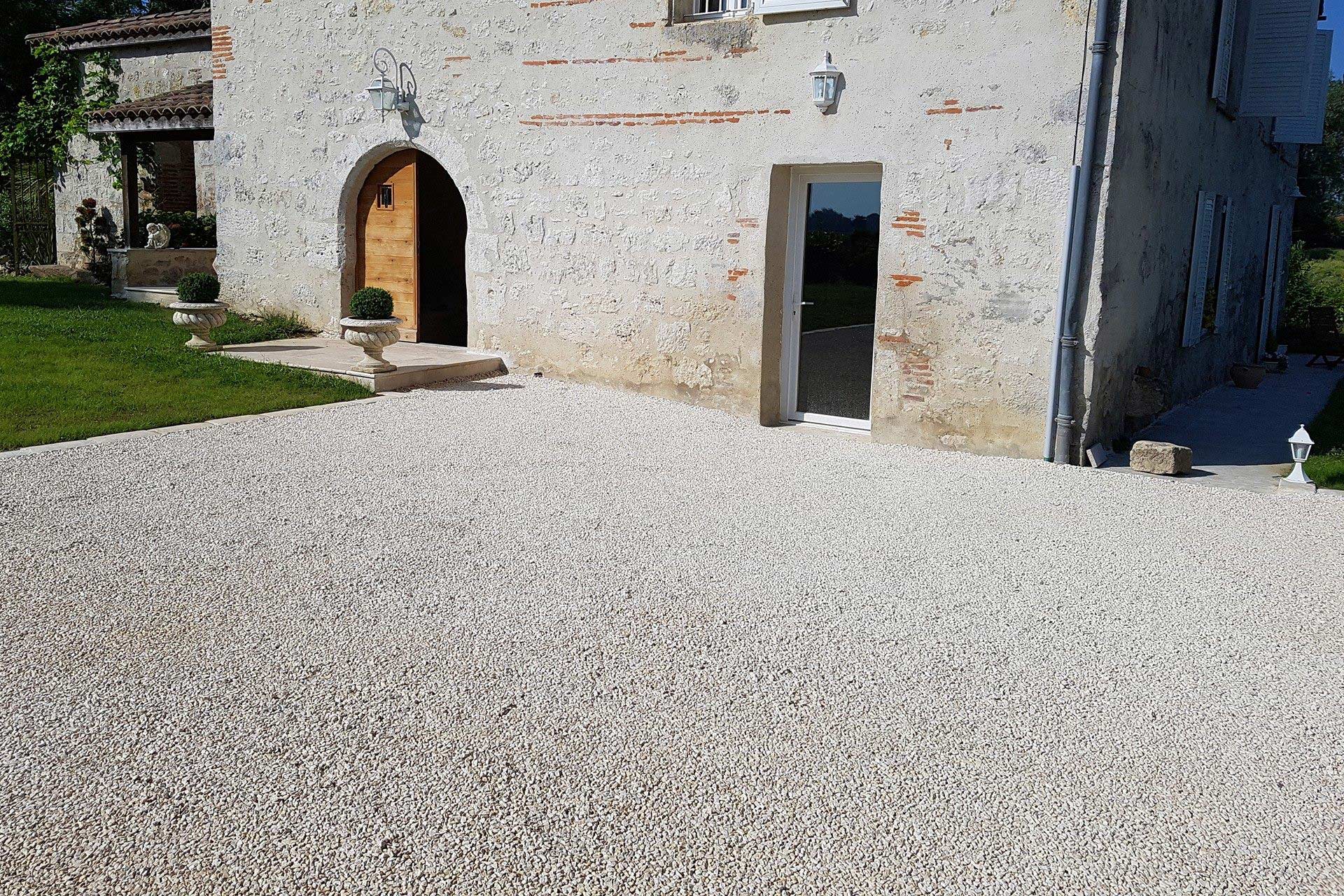 Création d'un parking en gravillon calcaire ou alluvionnaire