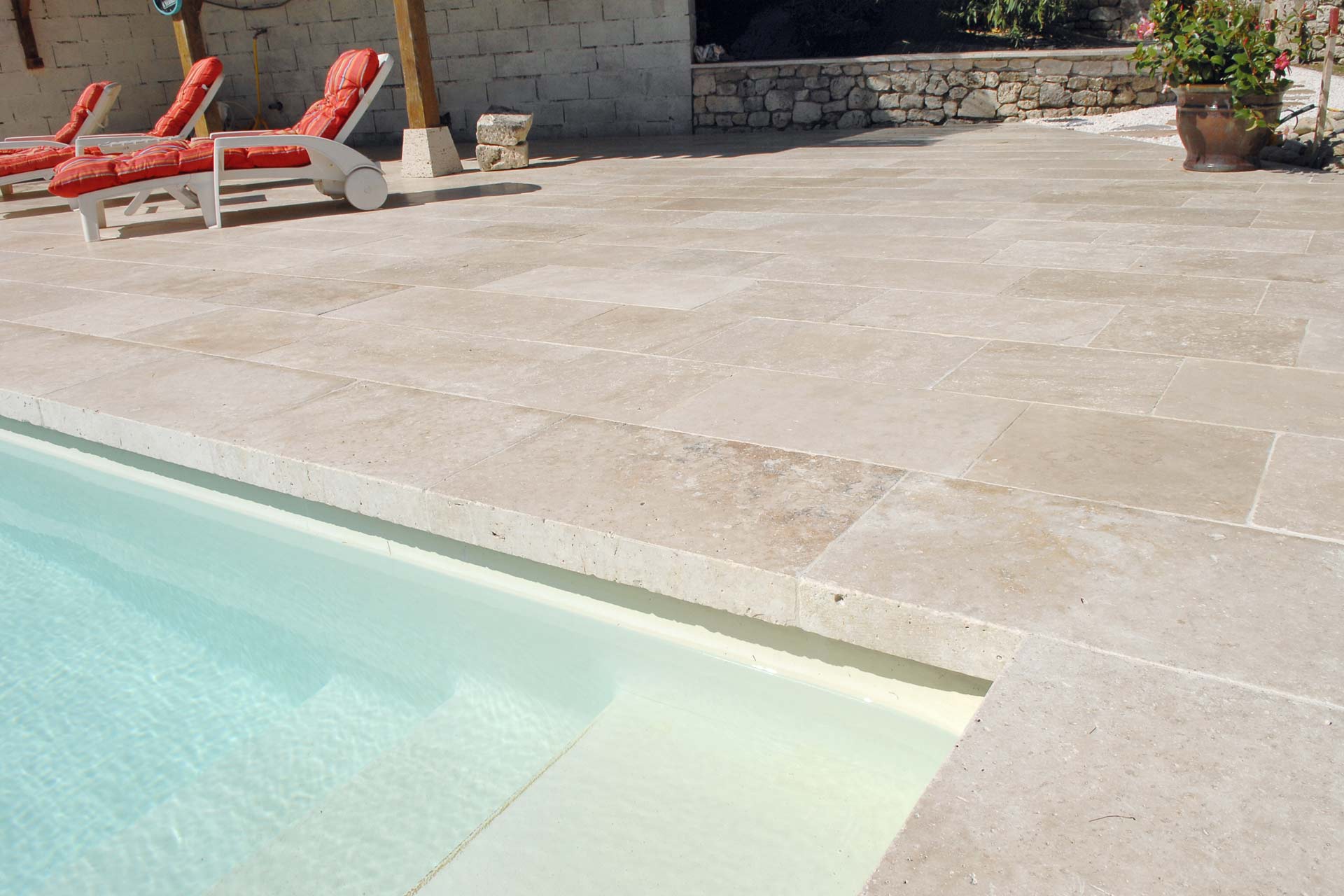 Le travertin, pierre naturelle pour vos extérieurs et intérieurs.